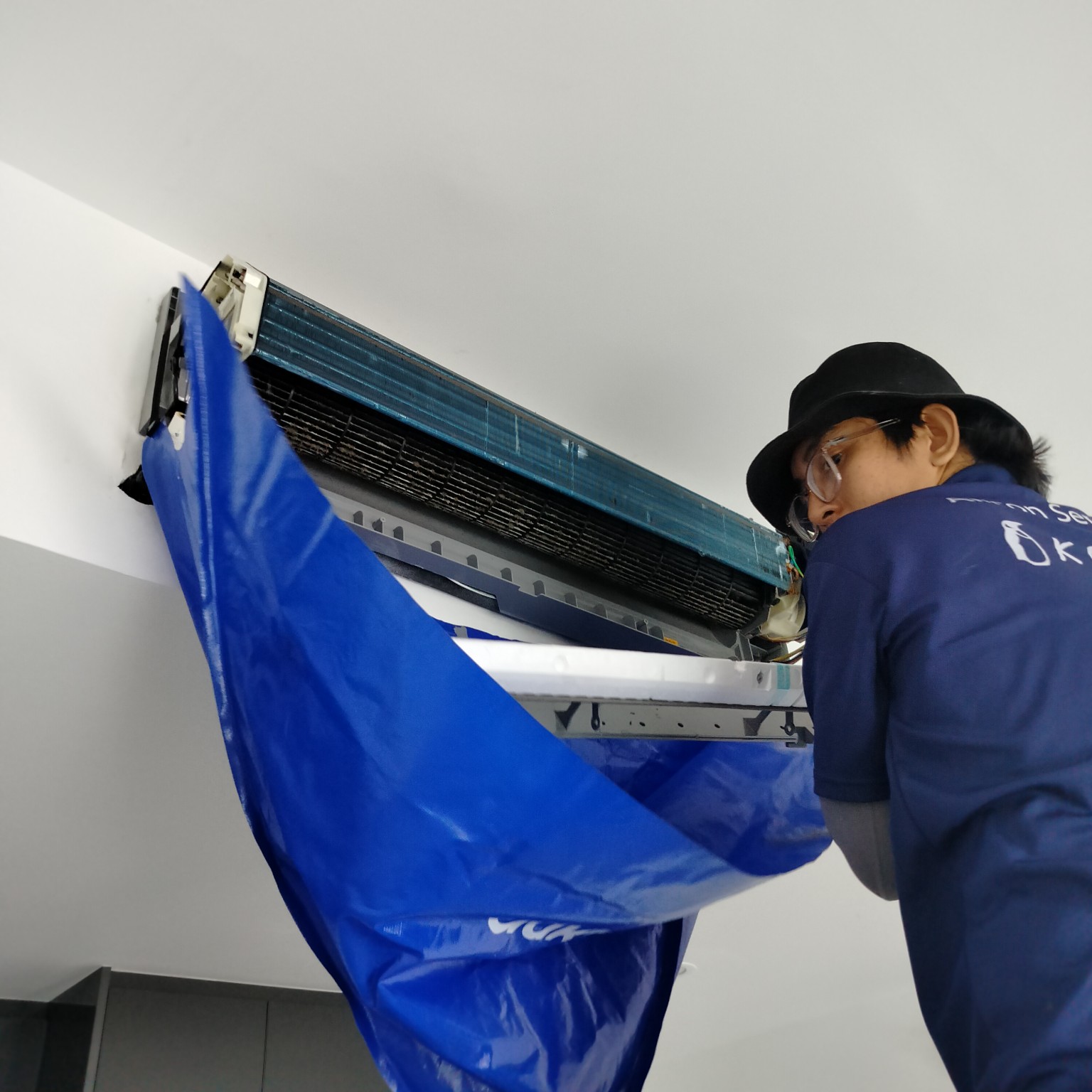 KCOOLの作業現場でエアコン内部を確認している様子