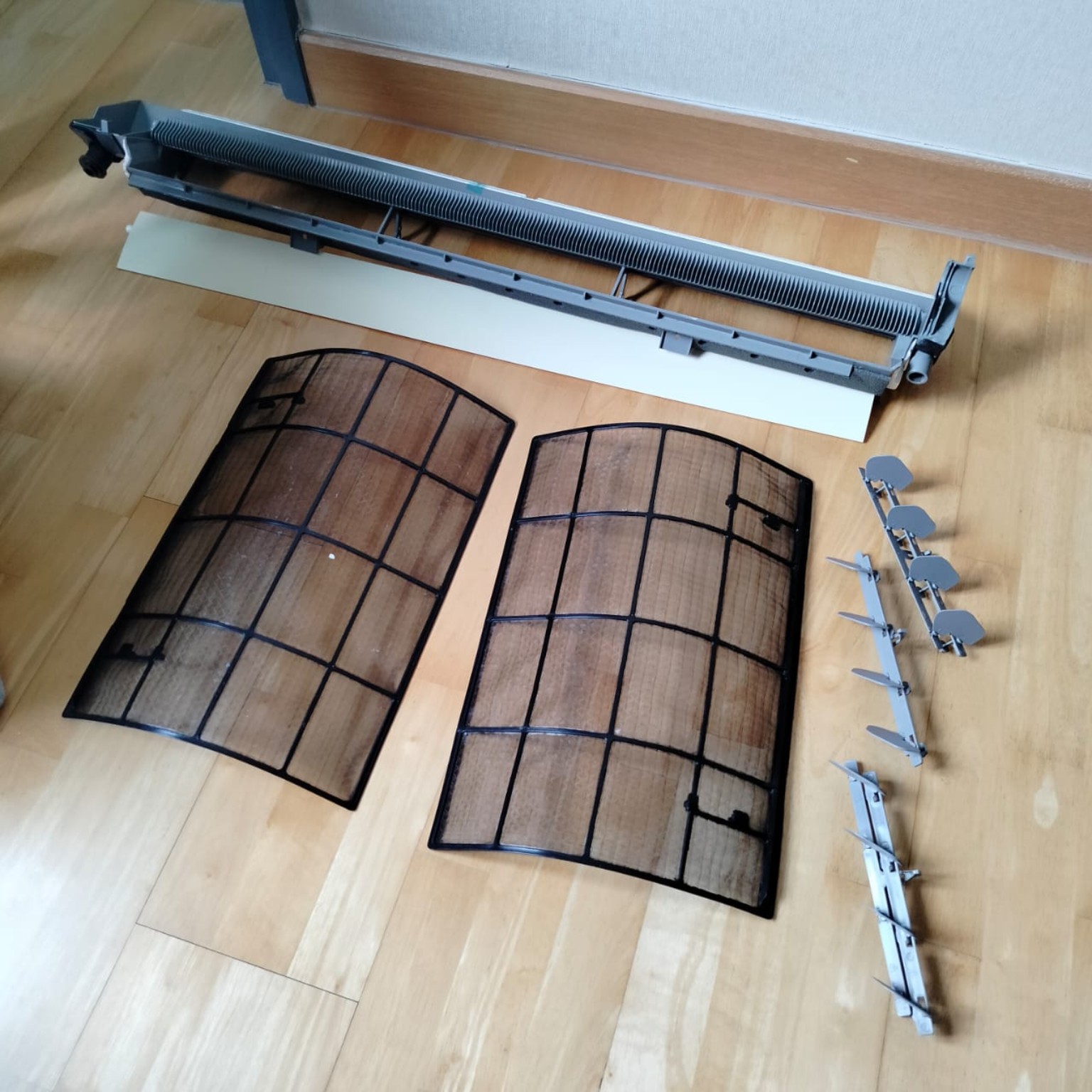 KCOOLの作業現場でエアコンを分解し部品を取り外した様子