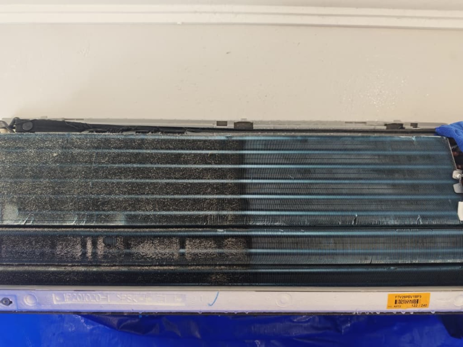 汚れが付着したエアコンの熱交換器コイル