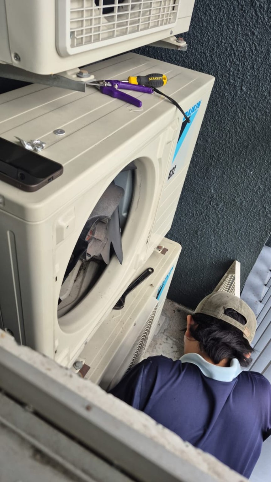 室外機の作業現場