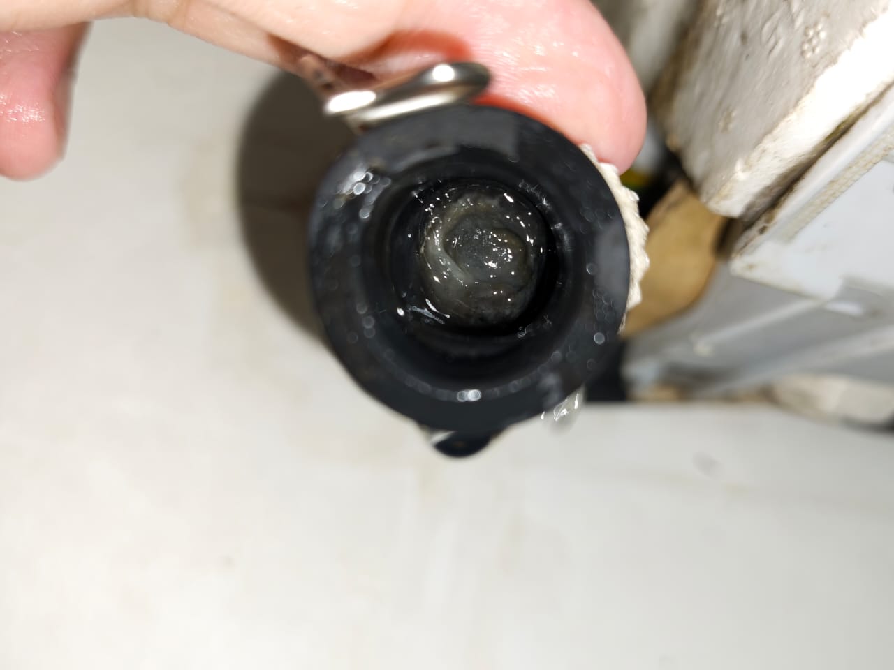 エアコンの排水口内部に詰まったゼリー状の汚れ